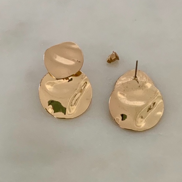 Golden and texture earrings - Picture 5 of 6